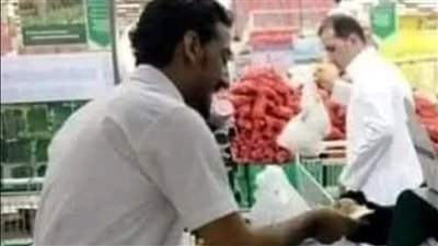 توقفت الزوجة أمام المحاسب في دبي مول