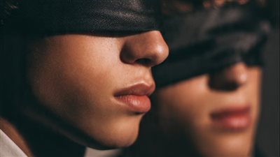 توأمان بلونين مختلفين… وصدمة جعلت أبا ينهار بعد 20 عاما حين عرف الحقيقة
