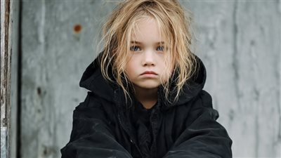 يفقد الملياردير ذاكرته ويقضي سنوات يعيش حياة بسيطة مع امرأة فقيرة وابنتهما