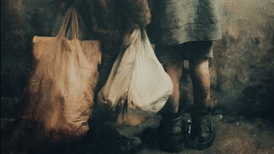 عاش ابنُ المليونير في صمتٍ تام