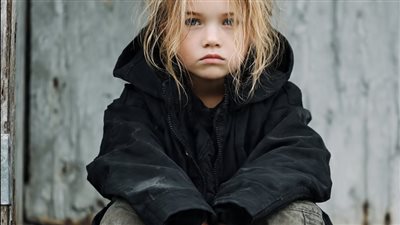عادت ابنتي ذات الأحد عشر عامًا إلى البيت لكن المفتاح لم يعد يفتح الباب