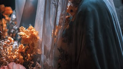 هرب منها في أول موعد بسبب الكرسي… فاقترب منها رجل ومعه طفلته وغير كل شيء