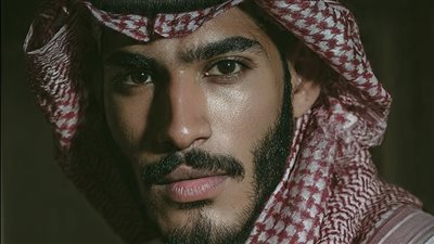 مليونير يجد خادمته ممدّدة في غرفة بناته والحقيقة تُحطِّمُه من الداخل
