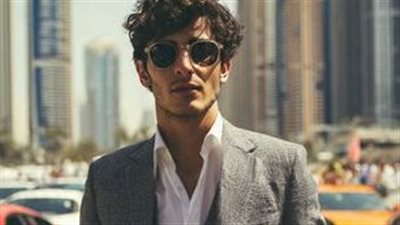 رأى مليونيرٌ ابنَ خادمته فلاحظ أنّ الصبيّ يشبهه كثيرًا وحين نطق الطفل قائلًا: بابا! في تلك اللحظة تحديدًا… انهار عالمه المثالي كله