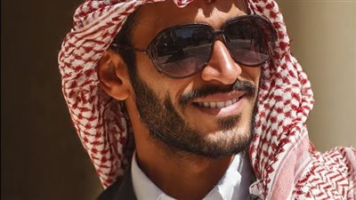 دعا مليارديرٌ مجموعةً من العارضات لتختار ابنته منهنّ أمًّا… لكنها أشارت إلى الخادمة