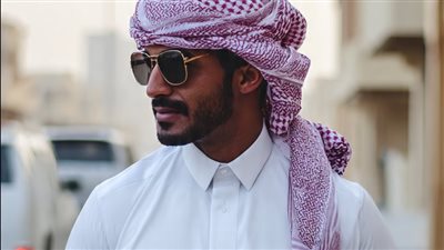 قالت الطفلة الصغيرة يا سيدي… أمي لم تعد إلى المنزل ليلة أمس فخرج المدير التنفيذي خلفها وسط الثلج