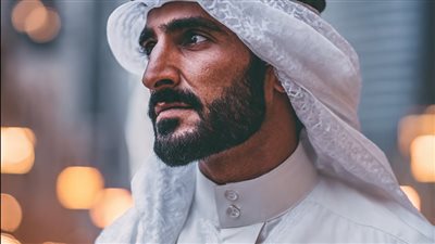 عندما اكتشف الملياردير خادمته نائمة في غرفة نومه، كان ردّ فعله المفاجئ شرارة لفضولٍ لا ينتهي