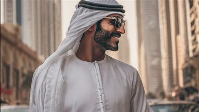  اكتشف الملياردير خادمته نائمة في غرفة نومه