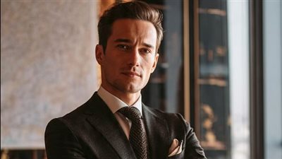 عاد الملياردير إلى قصره فاكتشف خادمته مع بناته التوائم… وما حدث بعدها سيجعلك تكرهه إلى الأبد