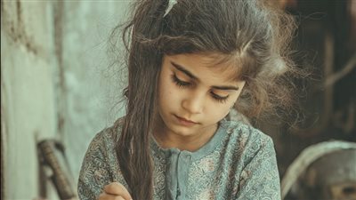 كان زوجي يُمشّط شعر ابنتنا ذات الثماني سنوات عندما تجمّد فجأة في مكانه