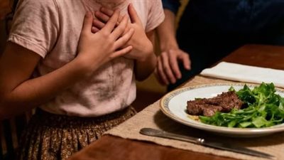 طفلة لم تكن تأكل أبدًا… وفي ليلة واحدة كشفت سرًا جعلني أتصل بالشرطة فورًا!