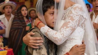 طفل يتسوّل الطعام في زفاف فاخر… ثم يتعرّف على العروس بأنها أمّه المفقودة!