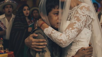 طفل يتسول الطعام في زفاف فاخر 