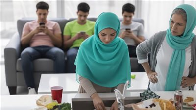 عندما اكتشفت حماتي أن دخلي الشهري يبلغ أربعة آلاف دولار