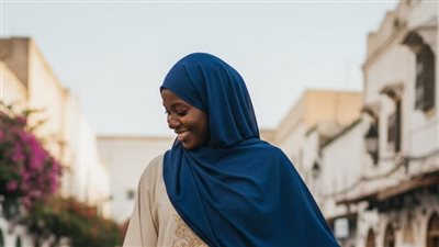 اصطحبتُ أمي إلى حفل تخرّجي بدلًا من فتاة وما فعلته أختي غير الشقيقة كشف حقيقتها أمام الجميع!