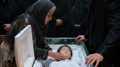 امرأةٌ بلا مأوى تقتحم جنازةَ ابنِ زعيمٍ نافذ… وتكشف خيانةً كادت أن تدفنه حيًّا