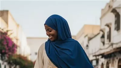 اصطحبتُ أمي إلى حفل تخرّجي بدلًا من فتاة وما فعلته أختي غير الشقيقة كشف حقيقتها أمام الجميع!