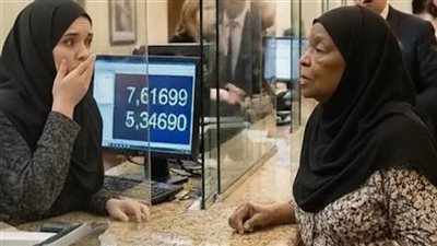 سخر من سيدة مسنّة في البنك وبعد ثوانٍ ندم على كل كلمة قالها