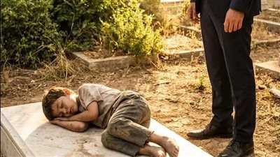 في اليوم الذي ذهبتُ فيه لزيارة قبر زوجتي كما أفعل كل عام، وجدتُ طفلًا حافيَ القدمين