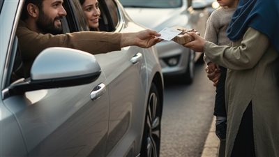 توقّف عند إشارة مرور فغيّر حياة أمّ وطفلٍ وأنقذ نفسه