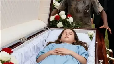 قالوا إنها ماتت وانتهى الأمر… لكن صبيًّا مشرّدًا رأى ما لم يره الأطباء