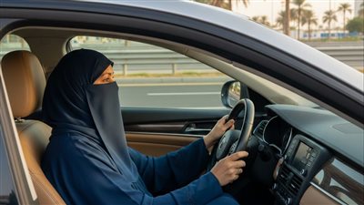 توقّفت بسيارتها لدقائق… فغيّرت مصير عائلة كاملة إلى الأبد