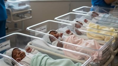 رجلٌ تخلّى عن أسرته بعد ولادة أطفاله ذوي البشرة السمراء… وبعد 30 عامًا كشف تحليل الـDNA حقيقة صادمة
