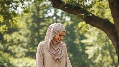 بينما كنتُ أجرّب حذاء زفافي أمام المرآة... إلتقط سمعي همسَ حماتي المستقبلية