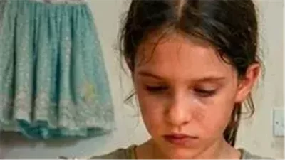 مليونير راح يستلم فستان بنته… وسمع دندنة طفلة من وراء باب مقفول!